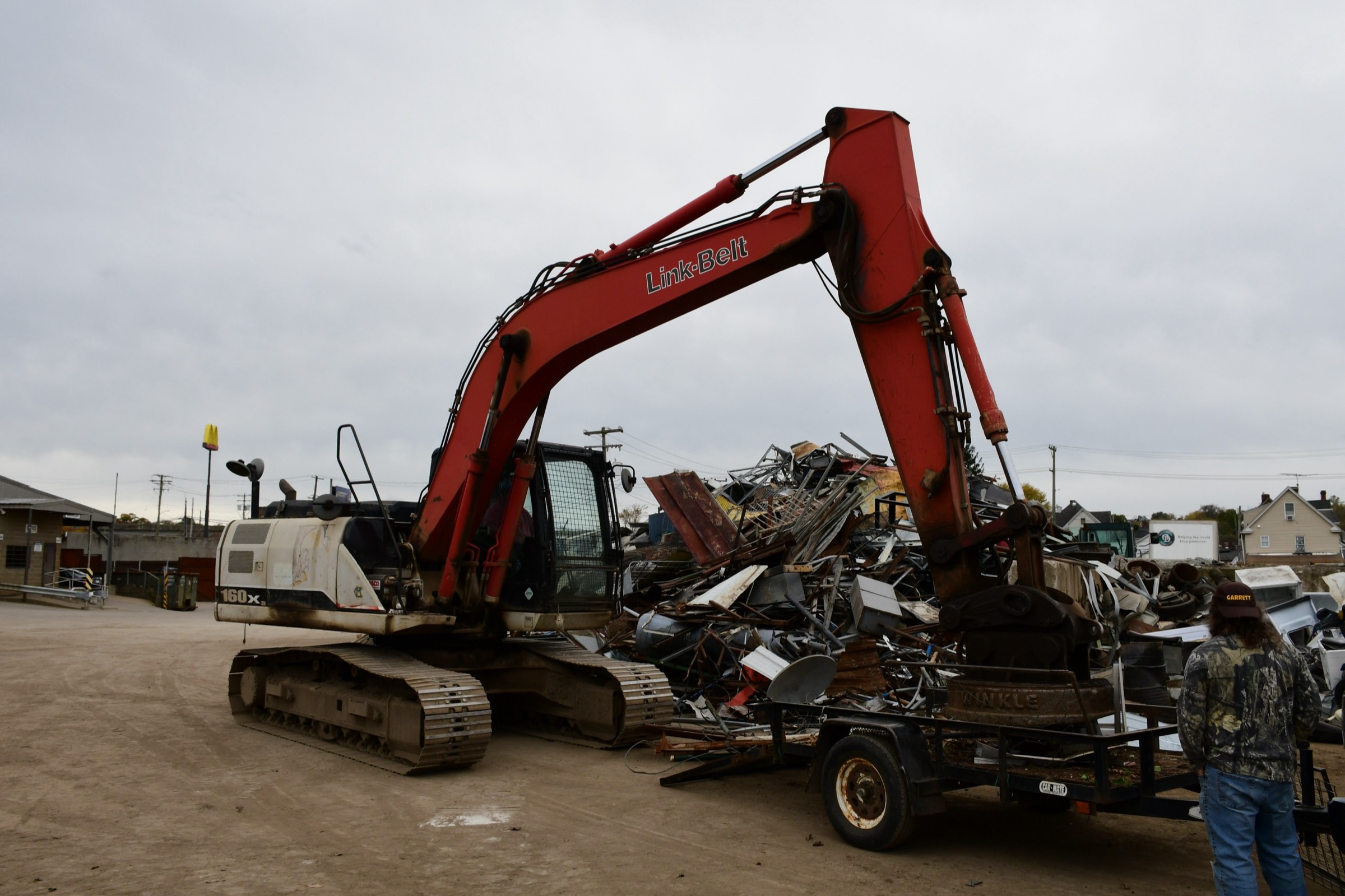 Link-Belt 160x excavator processing scrap at Santoro Metals Springfield